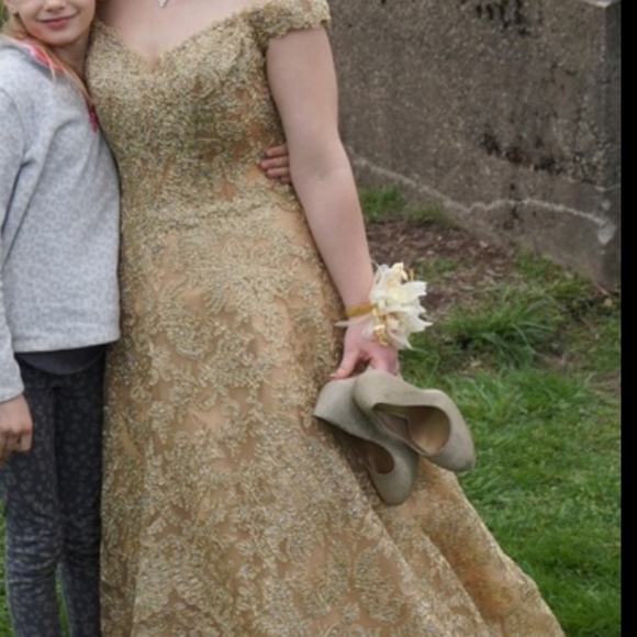 This was worn once to prom. Bought for $850 selling for $500. Size 12 - Picture 3 of 3